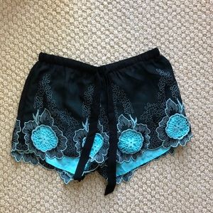 Umgee- black and blue lace shorts